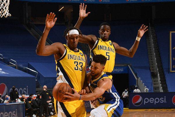 火三崩！浓眉13分＆独行侠单节净胜17分，建立17分领先（三节崩盘！浓眉13分难救主，独行侠单节轰+17建立17分优势）