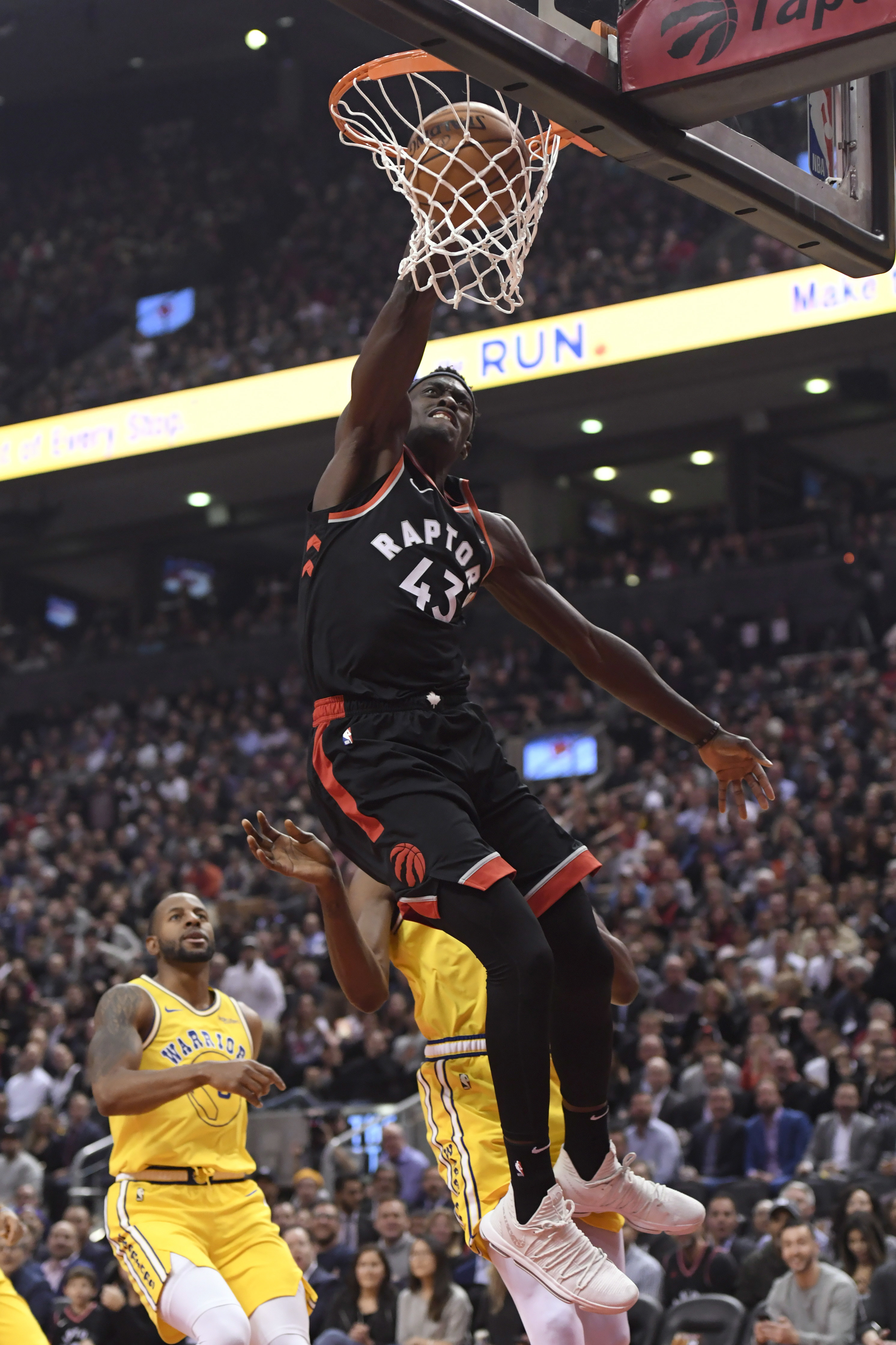 远在迈阿密心系罗马，托蒂和坎德拉用手机观看老东家焦点大战（身在迈阿密仍牵挂罗马，托蒂与坎德拉用手机观看老东家焦点战）