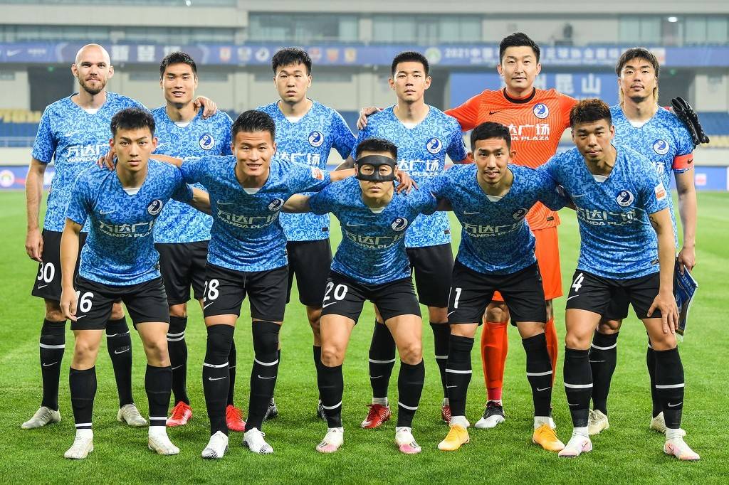 网红“小溥仪”现场观战北京国安比赛，与张稀哲合影留念
