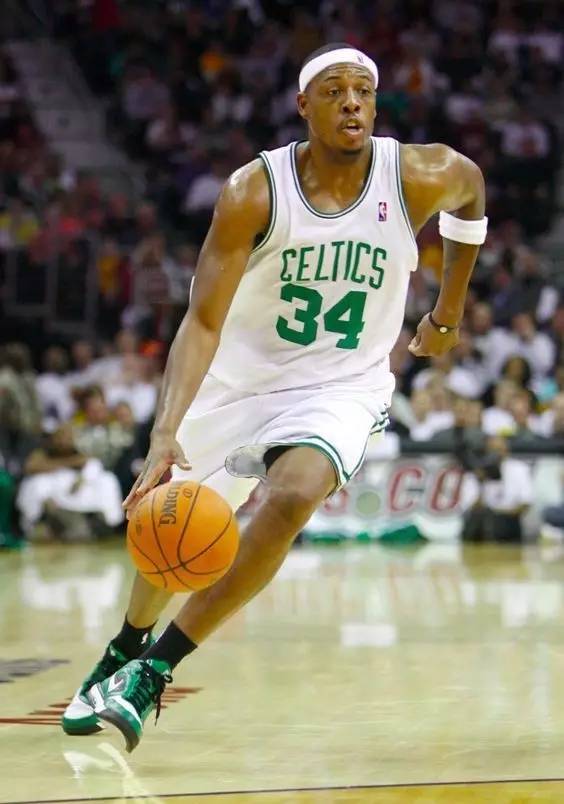 湖人全队苦练备战，官媒晒训练照（湖人全队加练备战，官媒发布训练照）