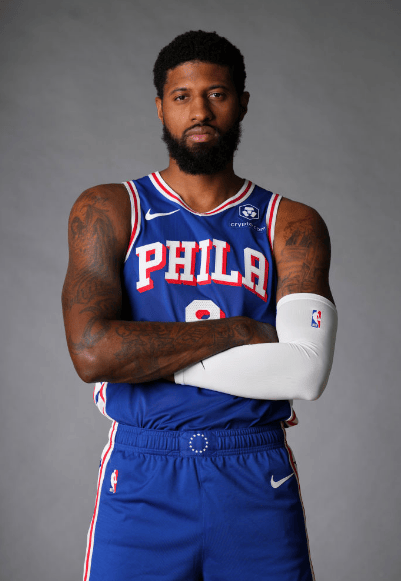 意外来客，切尔西和巴萨欧冠赛前一只狐狸闯入斯坦福桥看台（欧冠前夜趣闻：狐狸闯入斯坦福桥看台，切尔西对巴萨惊现不速之客）